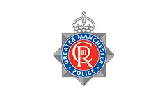 Offizielles Logo der Polizei von Greater Manchester mit einem silbergrauen Sternabzeichen mit einem roten kreisförmigen Emblem und einer Krone.