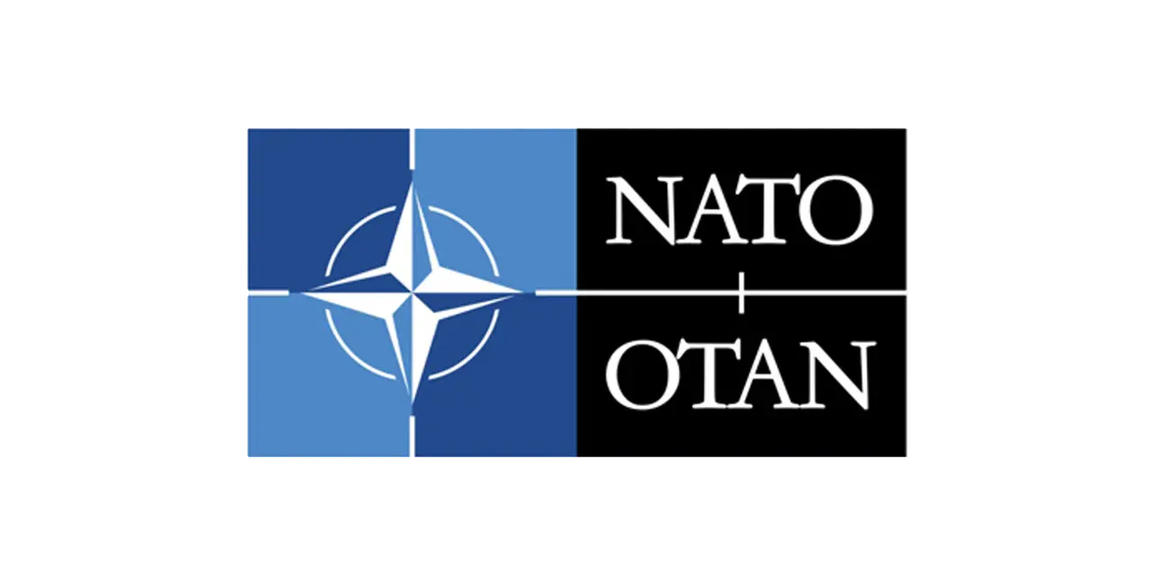 Illustration des NATO-Logos mit einer stilisierten Kompassrose in Blau und Weiß, mit den Akronymen NATO und OTAN in weißer Schrift auf schwarzem Hintergrund, die internationale Allianz und Richtung symbolisieren.